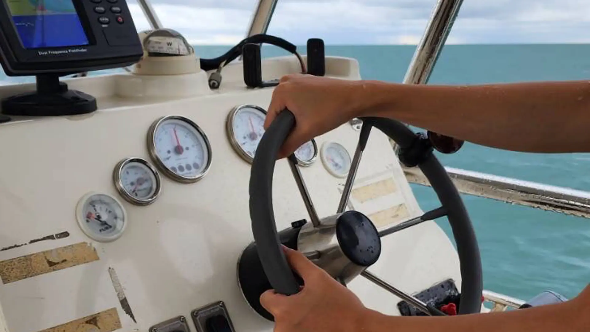 2011-austhai-800-wave-rider-for-sale-thailand-helm 2011 AusThai 800 Wave Rider For Sale with Console Station