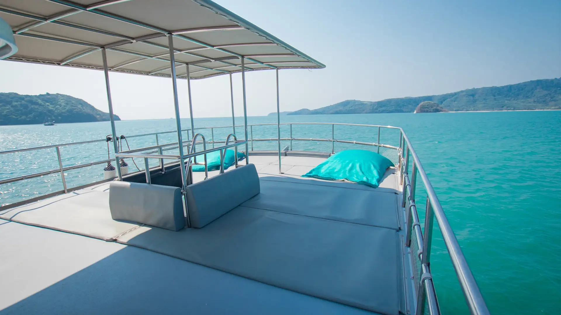 austhai-at1250-flybridge AusThai AT1250 Flybridge