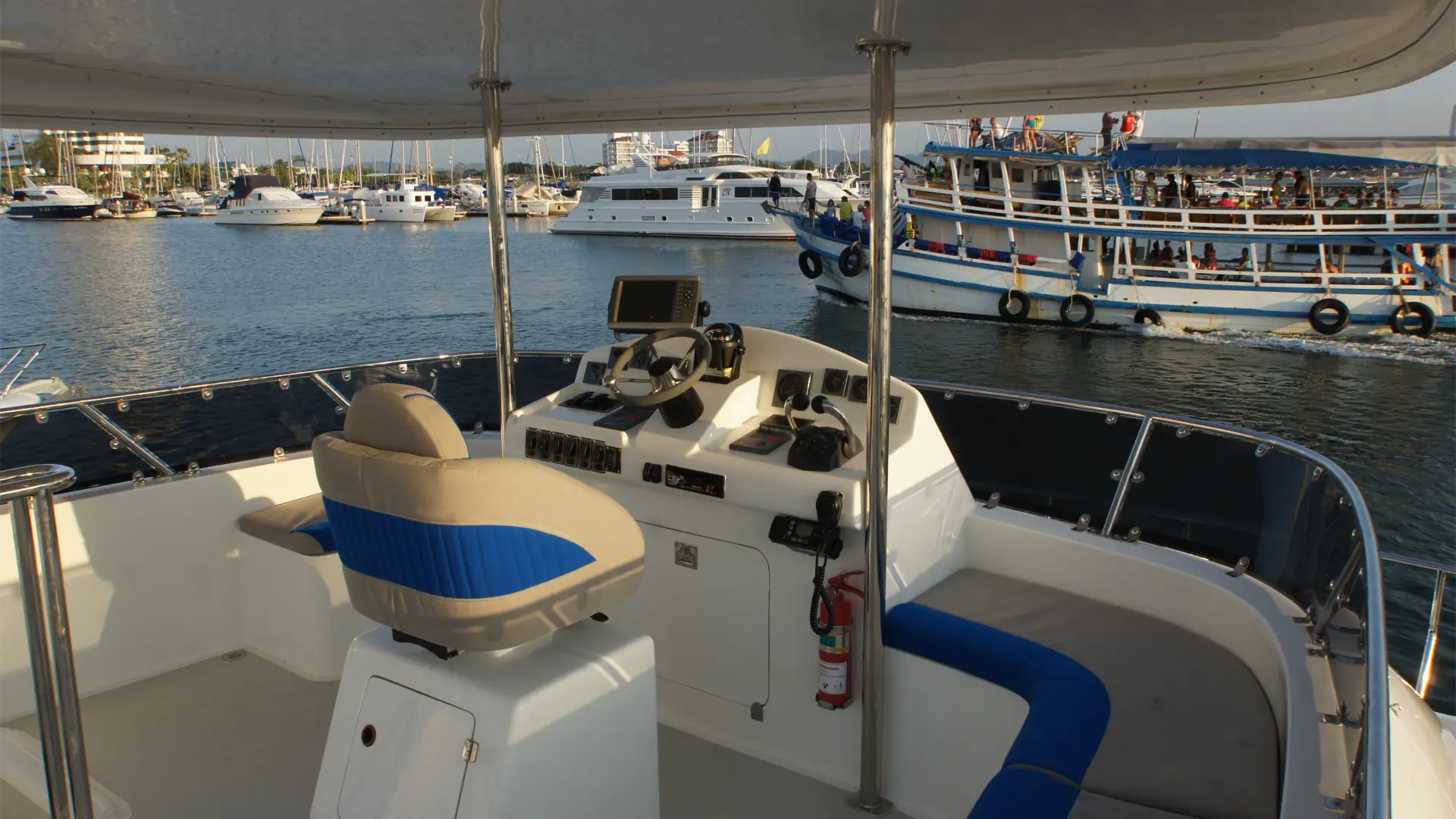 austhai-at1500-flybridge-console AusThai AT1500 Flybridge Console