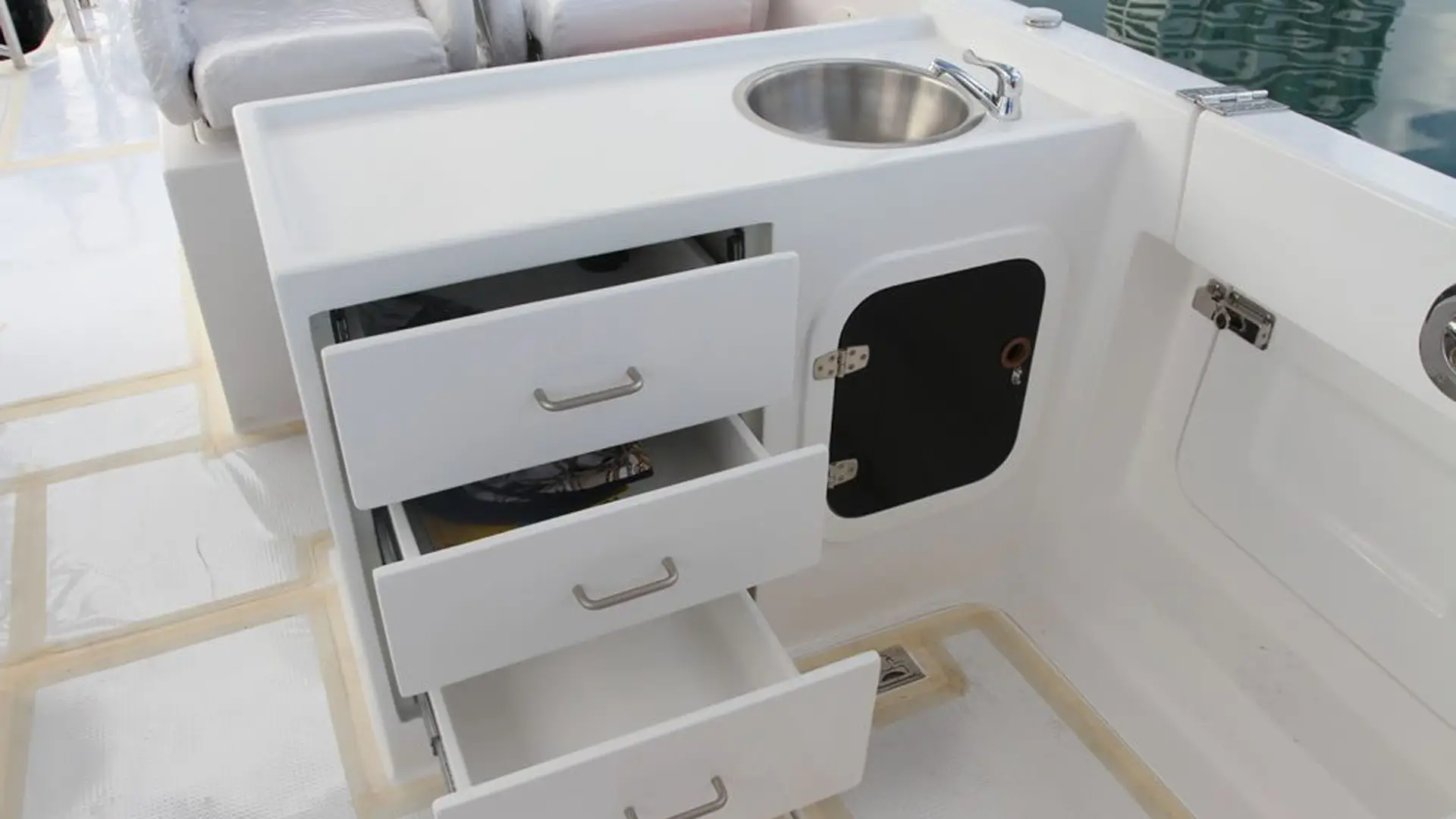 austhai-at800-powercat-storage AusThai AT800 Powercat Storage