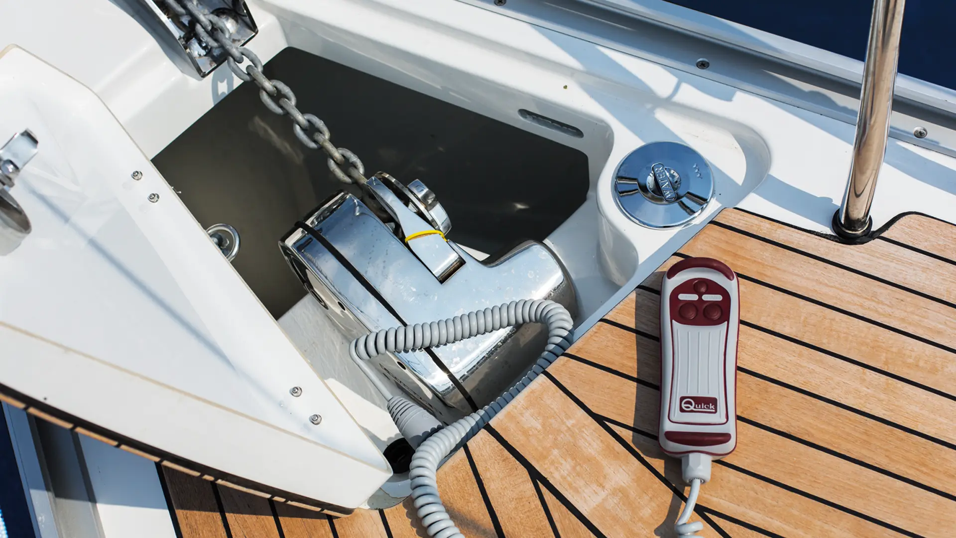 bavaria-cruiser-34-anchor-winch Bavaria Cruiser 34 Anchor Winch