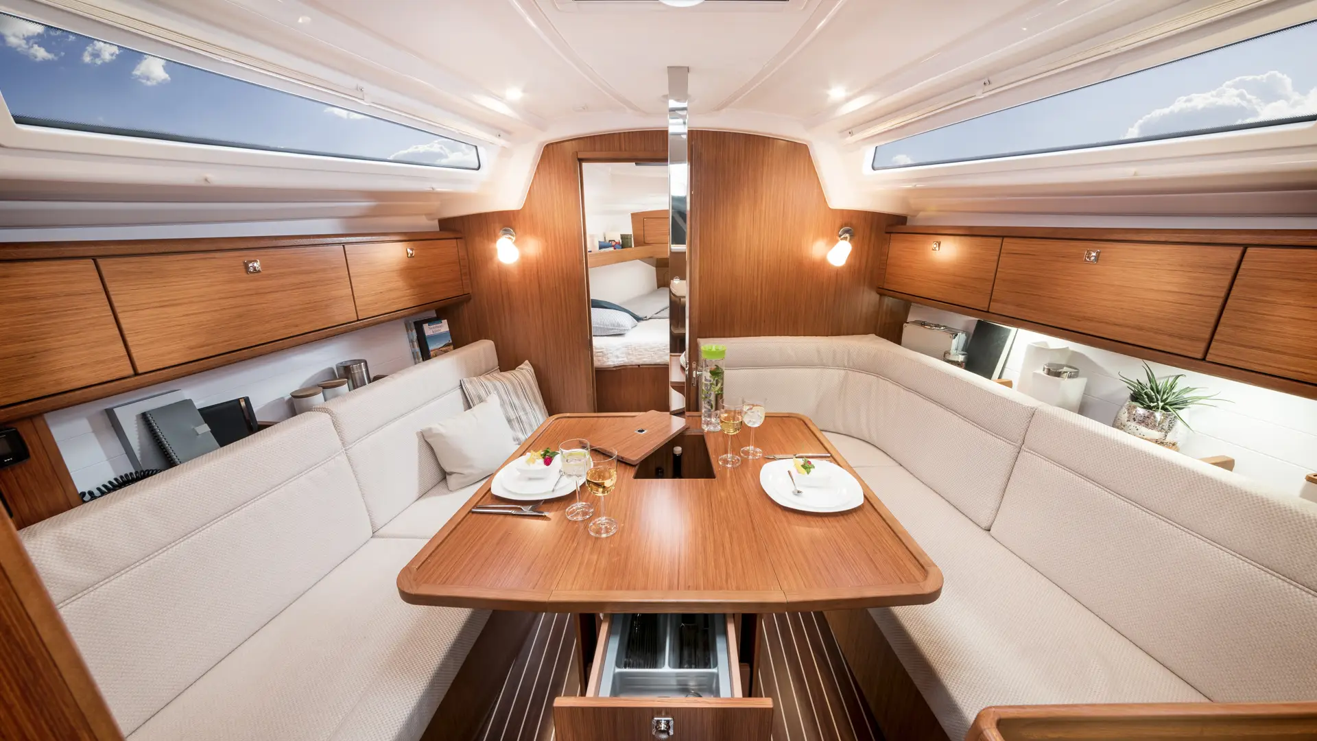 bavaria-cruiser-34-dining Bavaria Cruiser 34 Dining