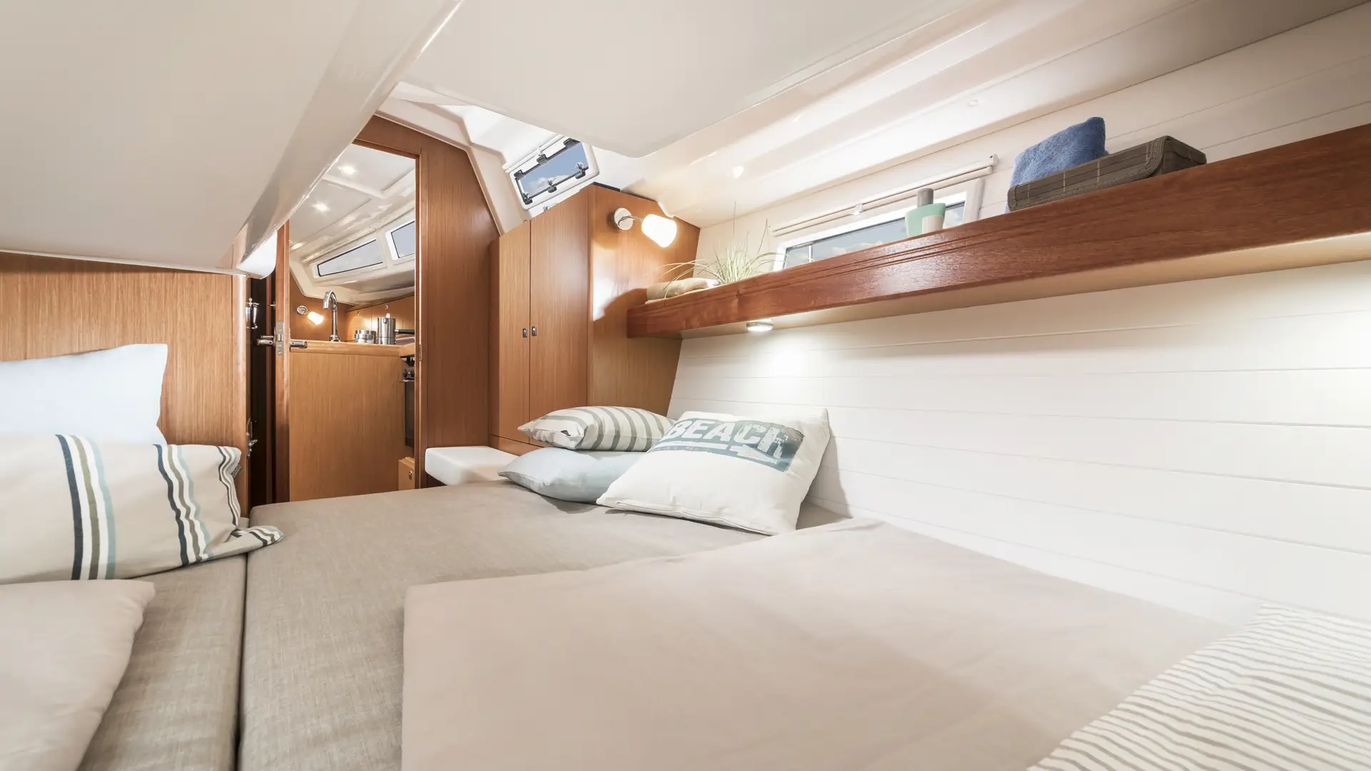 bavaria-cruiser-34-master Bavaria Cruiser 34 Master Cabin