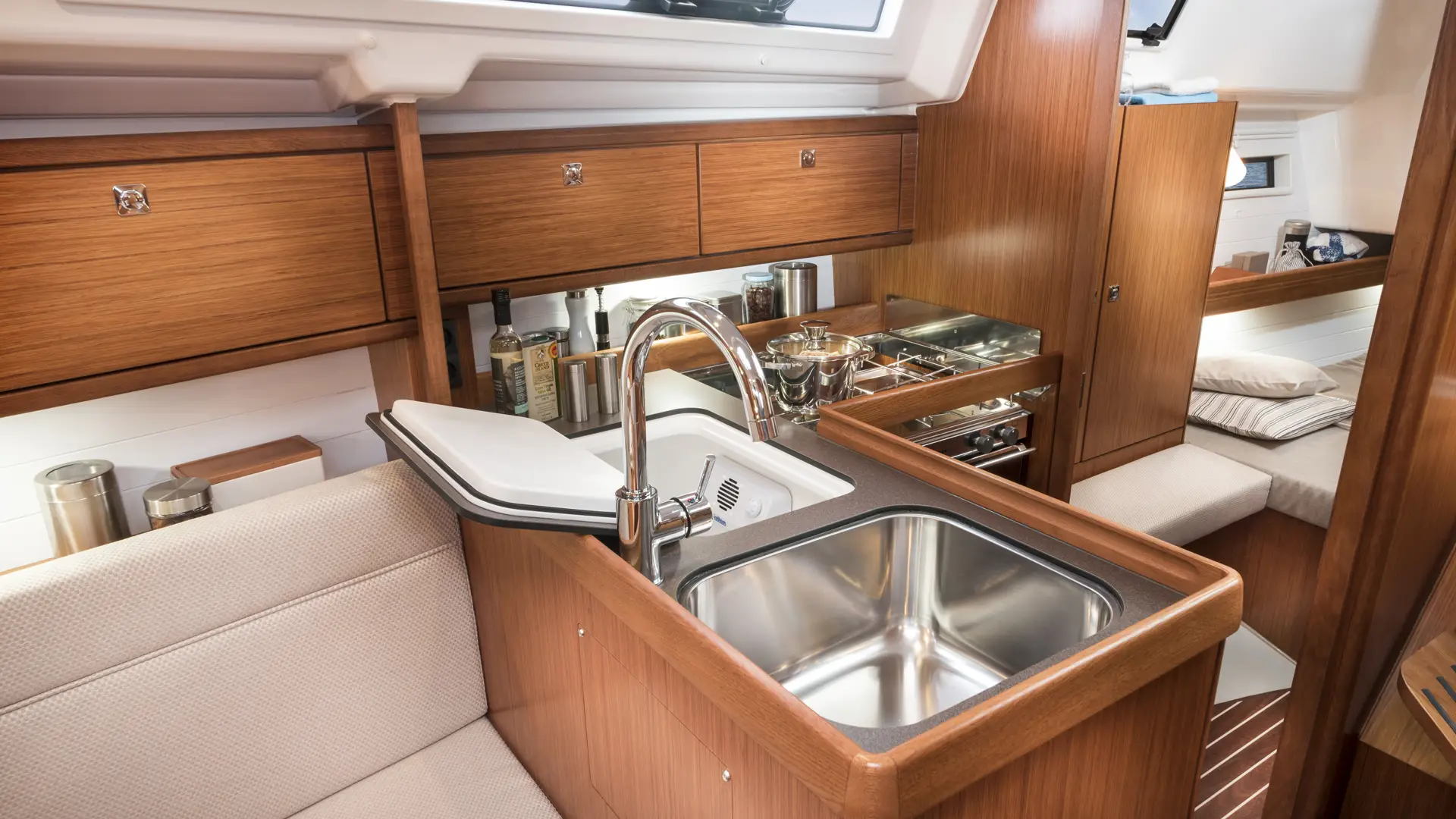 bavaria-cruiser-34-sink Bavaria Cruiser 34 Sink