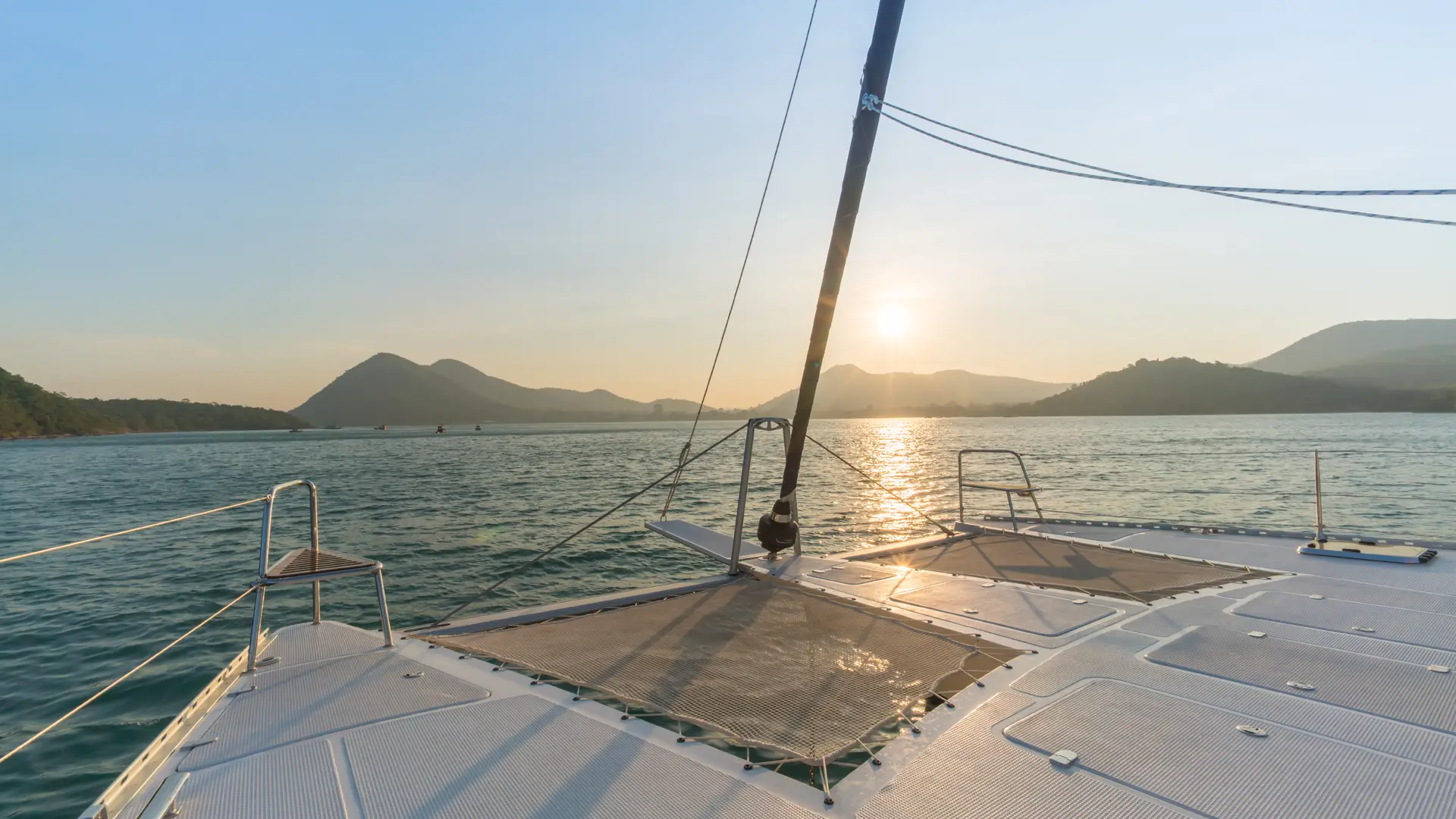 island-spirit-is410-bow-view Island Spirit IS410 Bow View