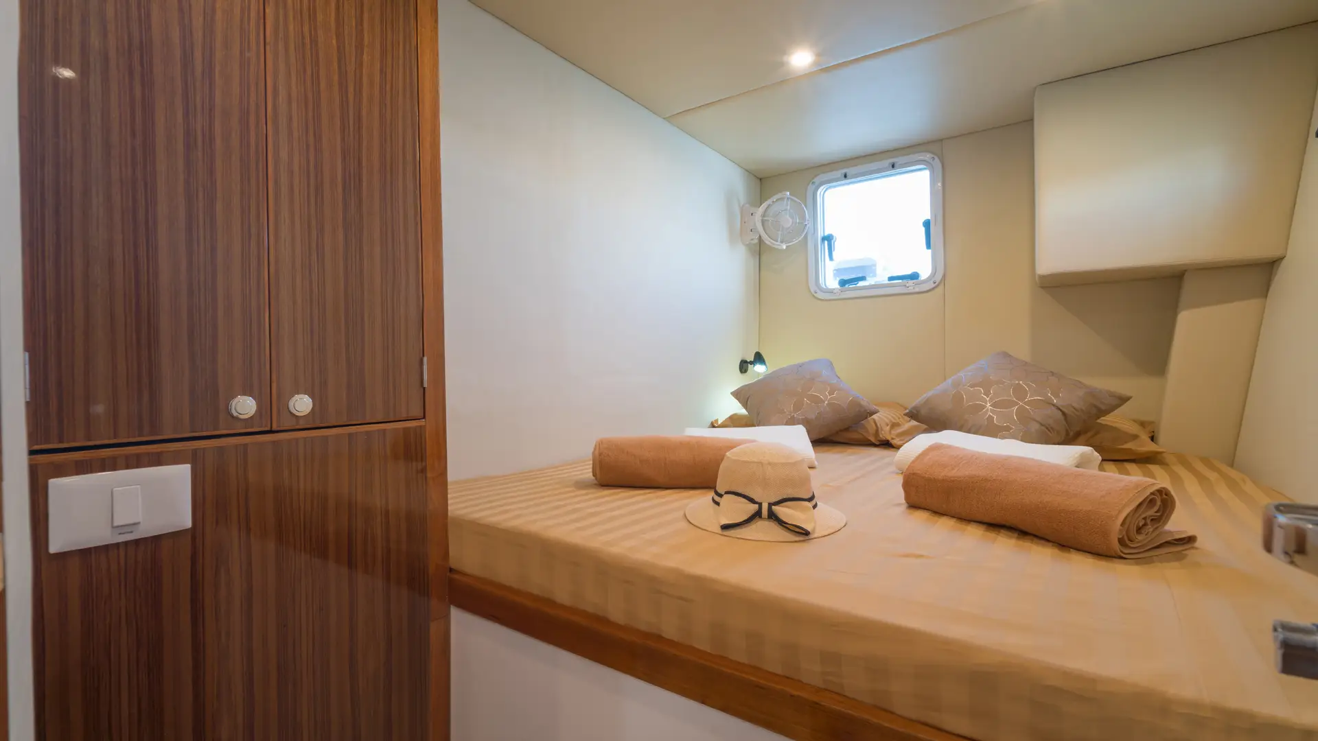 island-spirit-is410-master-cabin Island Spirit IS410 Master Cabin