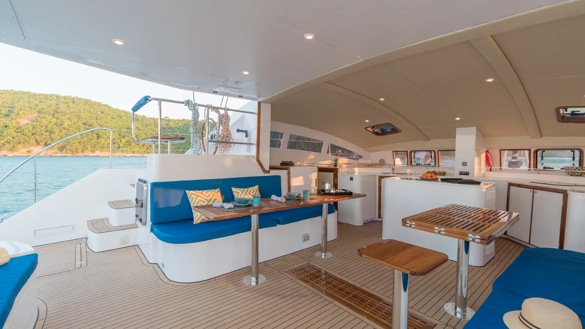 island-spirit-is410-saloon Island Spirit IS410 Saloon
