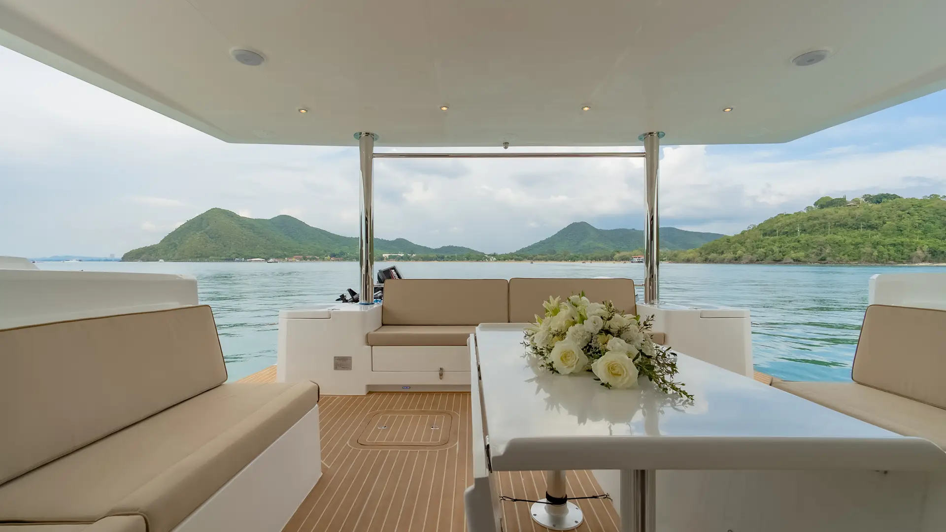 island-spirit-is525e-aft-seating Island Spirit IS525e Aft Seating
