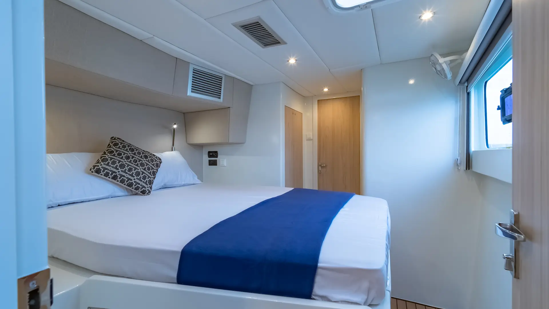 island-spirit-is525e-cabin Island Spirit IS525e Master Cabin