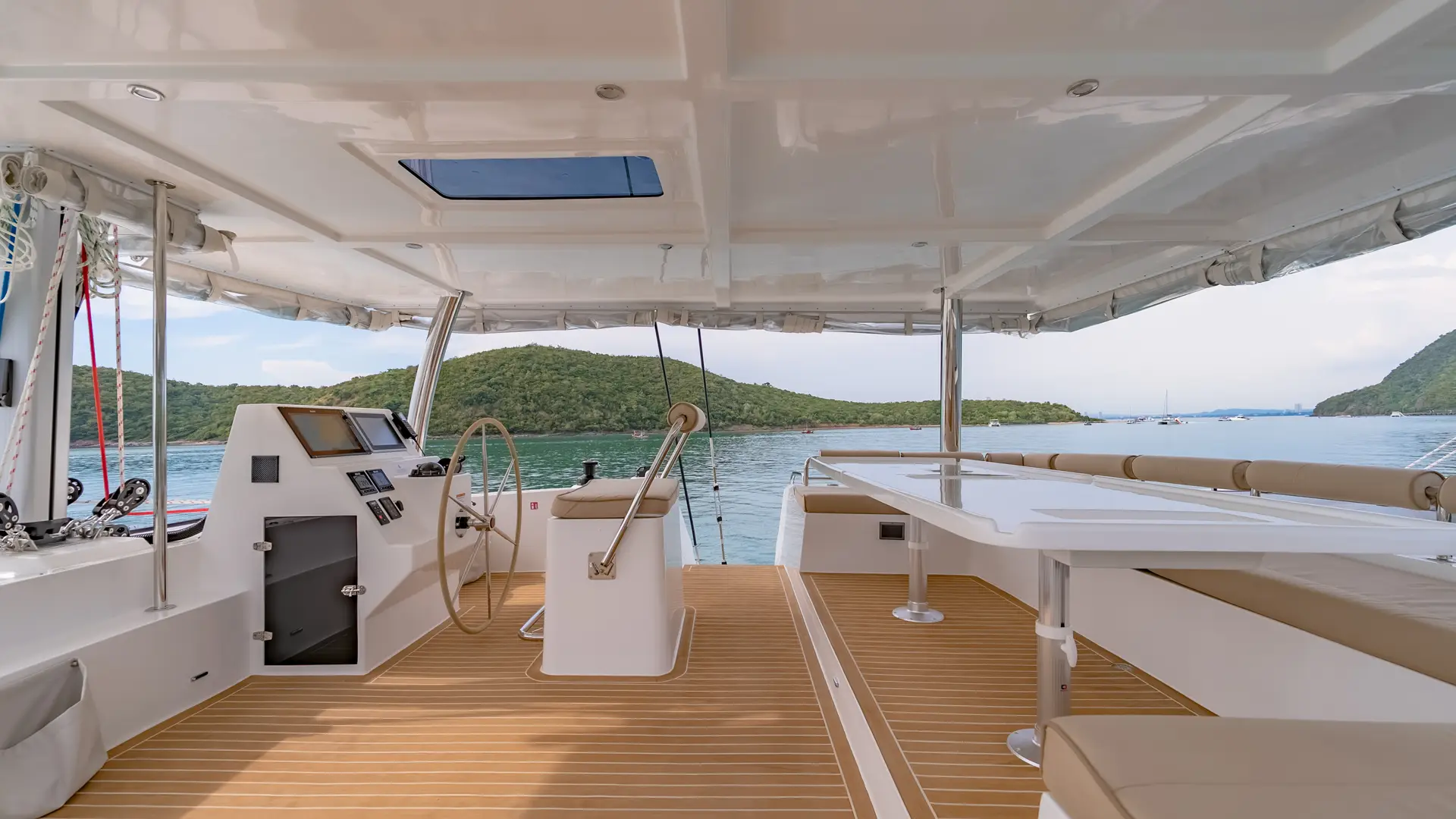 island-spirit-is525e-flybridge Island Spirit IS525e Electric Flybridge